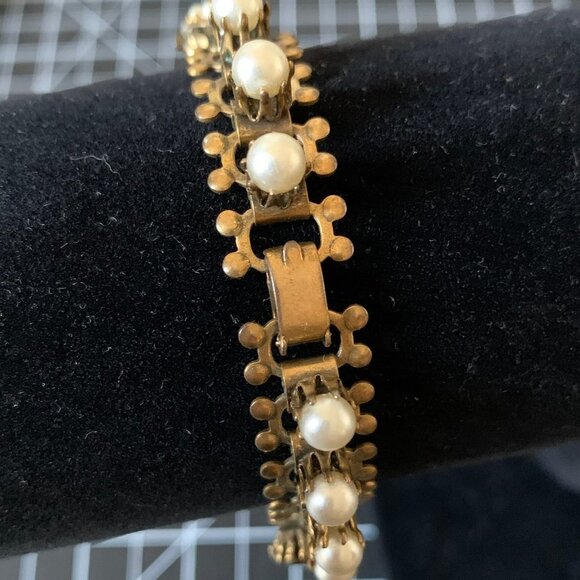 Gold link Bracelet with Faux Pearls and Purple Rhinestones - Picture 3 of 3